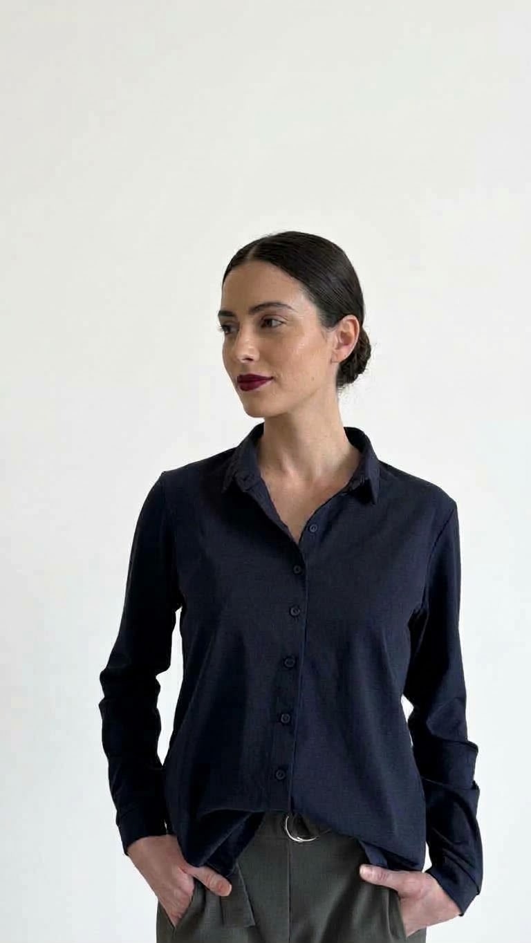 b-64 חולצה מכופתרת מסריג בצבע כחול שמפלרטטת עם הגוף ומאד מחמיאה